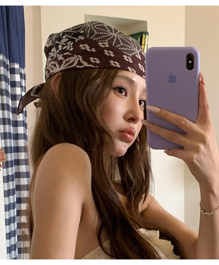 Bandana Multi Way - وشاح مربع بنقشة زهرة الكاجو بتصميم