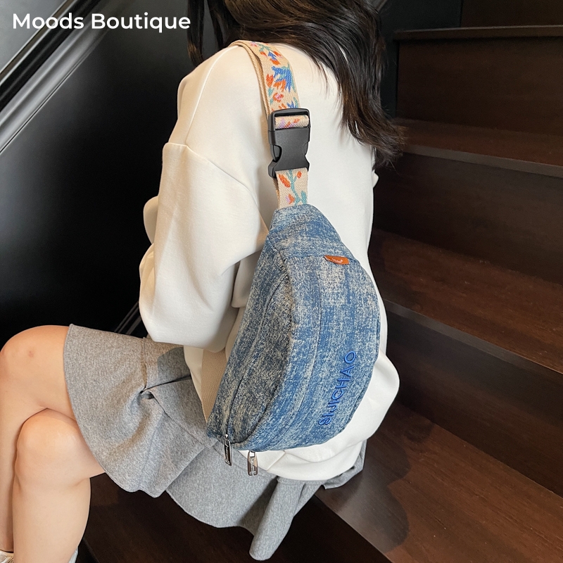 Street Fashion Trend 2025 - حقائب الصدر الزرقاء من قماش الدنيم