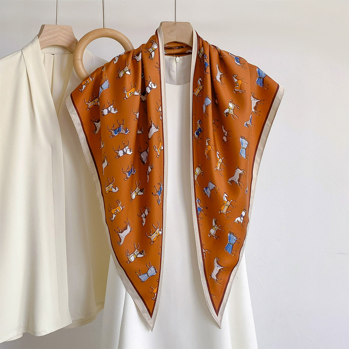 شال ساتان مثلث عصري بطبعة حصان - مراجعة Bandana Multi Way وسعره